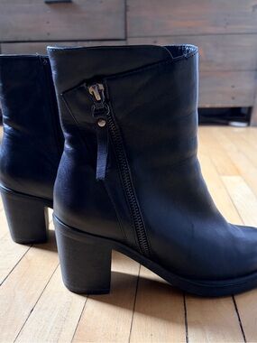 BeLLE Italian Black Leather Ankle Boots with Side Zip